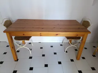 Mesa de comedor de madera
