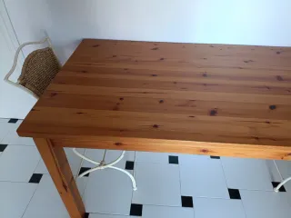Mesa de comedor de madera
