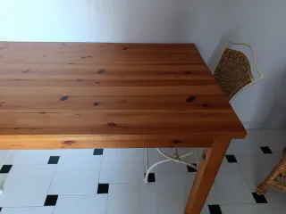 Mesa de comedor de madera
