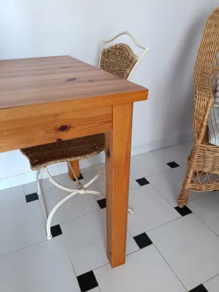 Mesa de comedor de madera