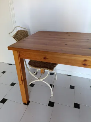 Mesa de comedor de madera