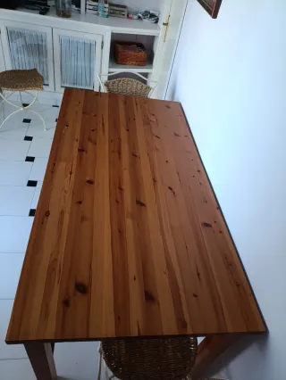 Mesa de comedor de madera