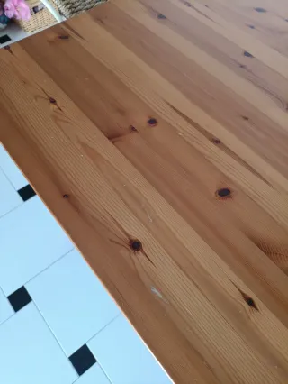 Mesa de comedor de madera