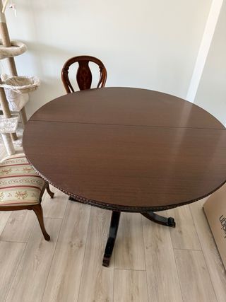 Mesa redonda de madera rústica