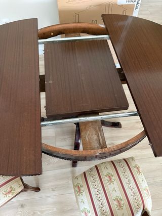 Mesa redonda de madera rústica