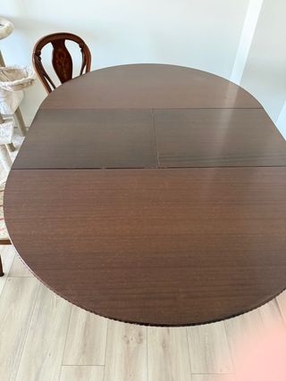 Mesa redonda de madera rústica