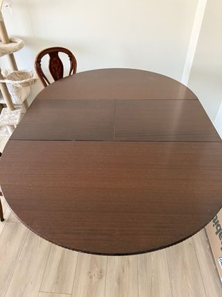 Mesa redonda de madera rústica