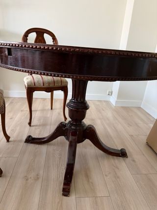 Mesa redonda de madera rústica