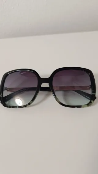 Gafas de sol negras y verdes
