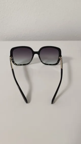 Gafas de sol negras y verdes