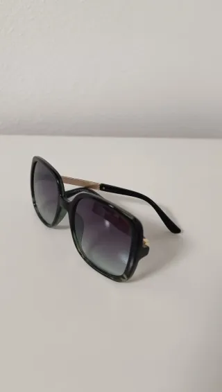 Gafas de sol negras y verdes
