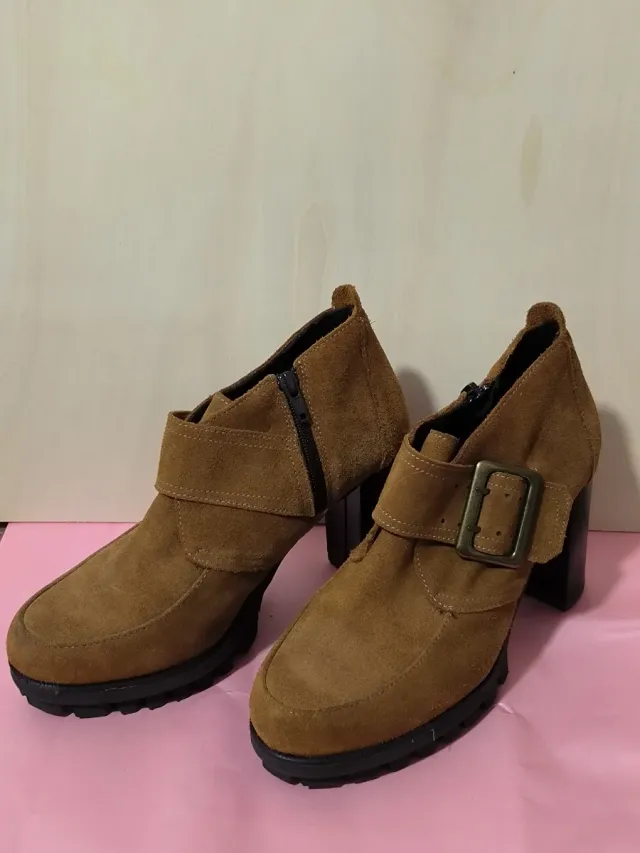 Botines Camel Ante Hebilla Tacón