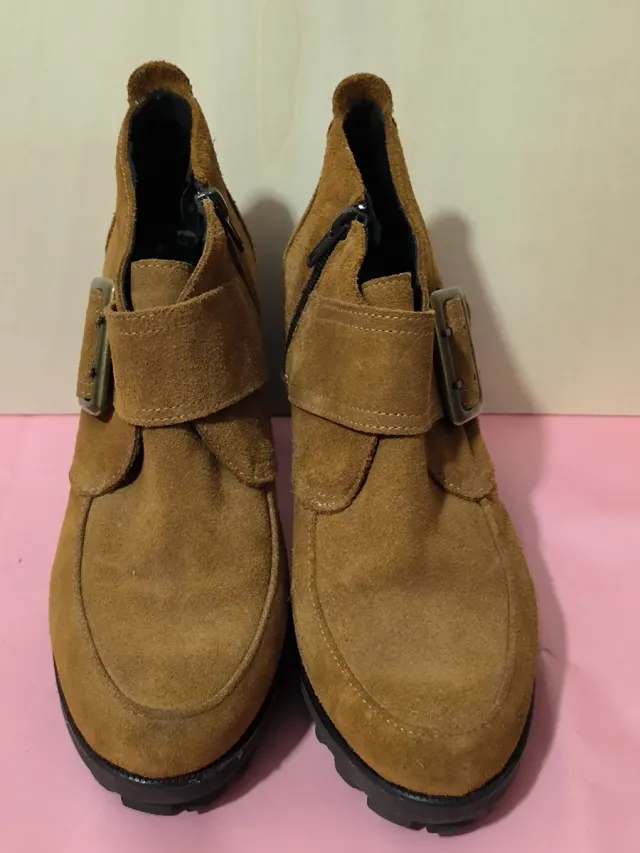 Botines Camel Ante Hebilla Tacón