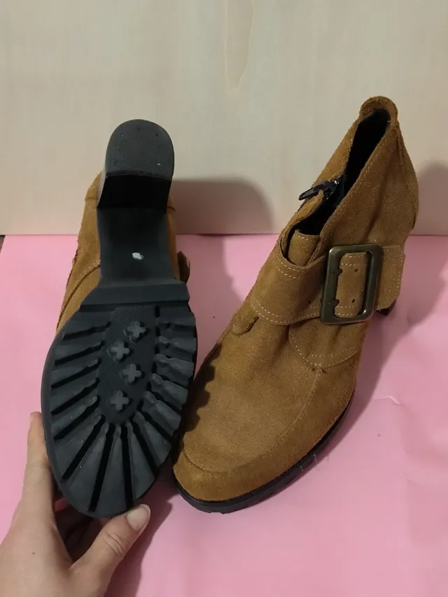 Botines Camel Ante Hebilla Tacón