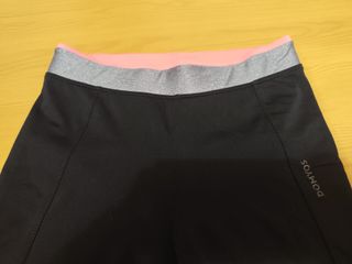 Leggings Domyos negros con detalles rosa