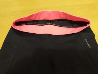 Leggings Domyos negros con detalles rosa