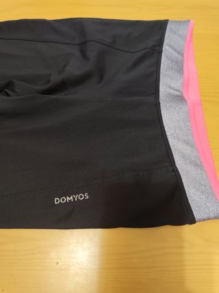 Leggings Domyos negros con detalles rosa