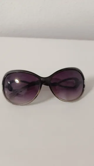 Gafas de sol grises y moradas