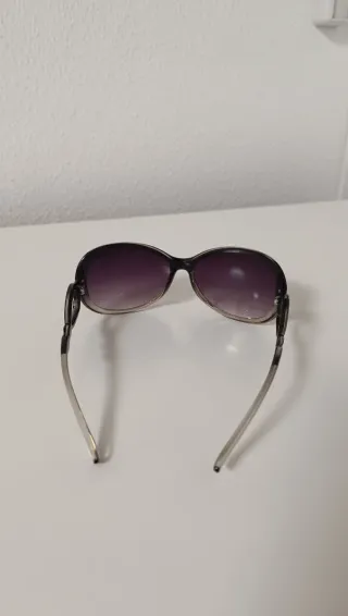 Gafas de sol grises y moradas