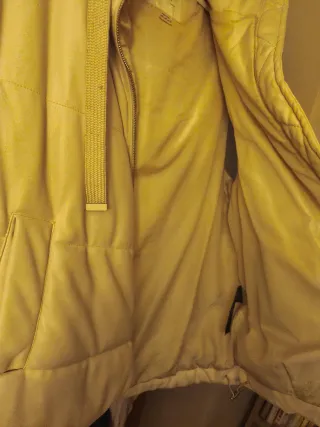 Chaleco acolchado beige con capucha