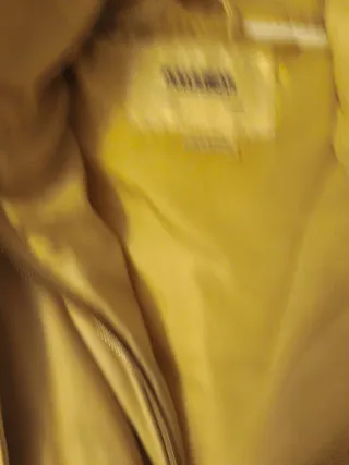 Chaleco acolchado beige con capucha