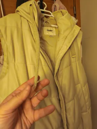 Chaleco acolchado beige con capucha