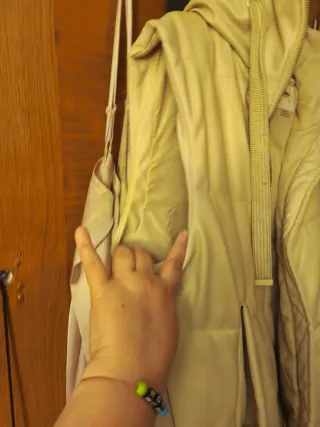 Chaleco acolchado beige con capucha