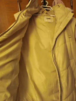 Chaleco acolchado beige con capucha