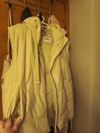 Chaleco acolchado beige con capucha