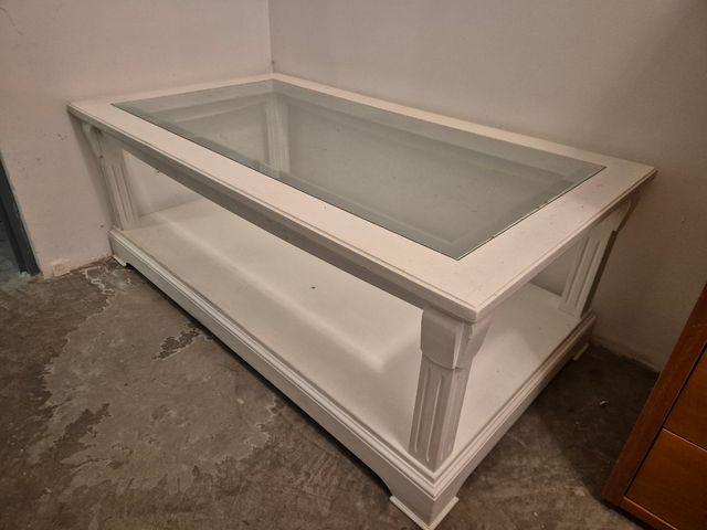 Mesa de salón de madera y cristal