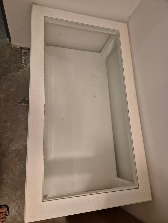 Mesa de salón de madera y cristal