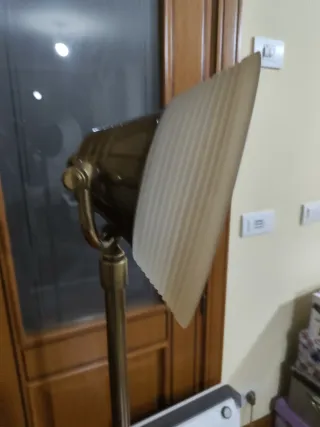 Lámpara de pie salón madera y metal.