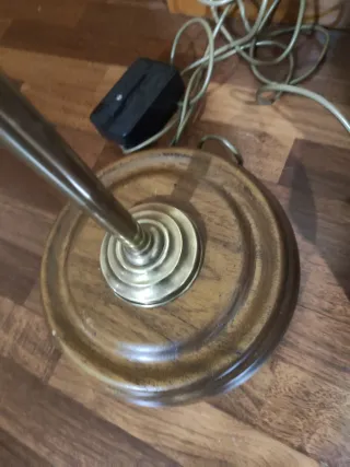 Lámpara de pie salón madera y metal.