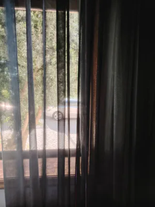 Cortinas pretas com ilhós