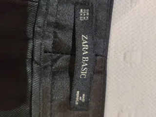 Pantalón fiesta Zara negro equivale a una talla 44