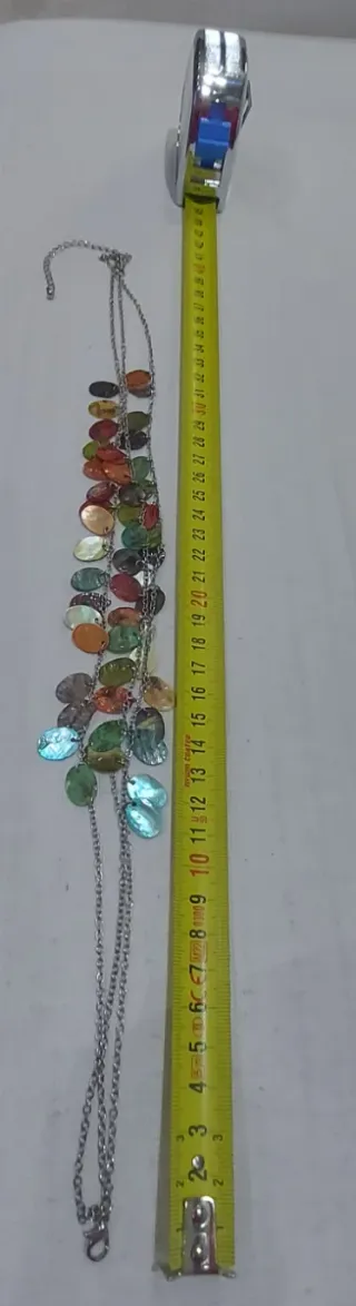 Collar plateado con colgantes de colores