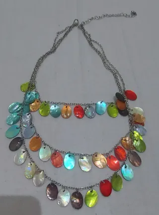 Collar plateado con colgantes de colores