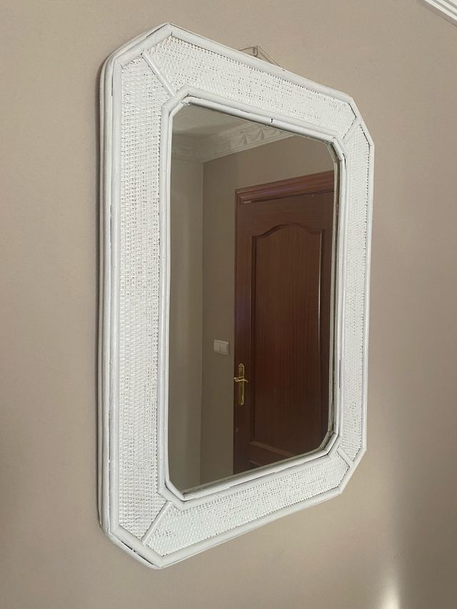 Espejo de mimbre pintado en blanco