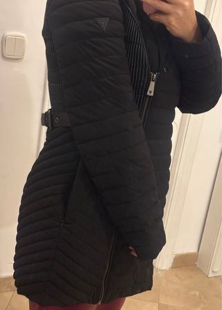 Chaqueta Guess Oxana impermeable negra