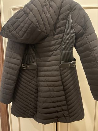 Chaqueta Guess Oxana impermeable negra