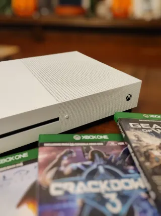 Xbox One 1TB Blanca + 4 Juegos ( no incluye mando