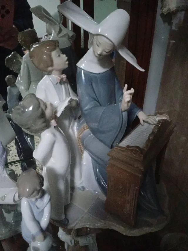 Lladro Monja Órgano Niños Porcelana