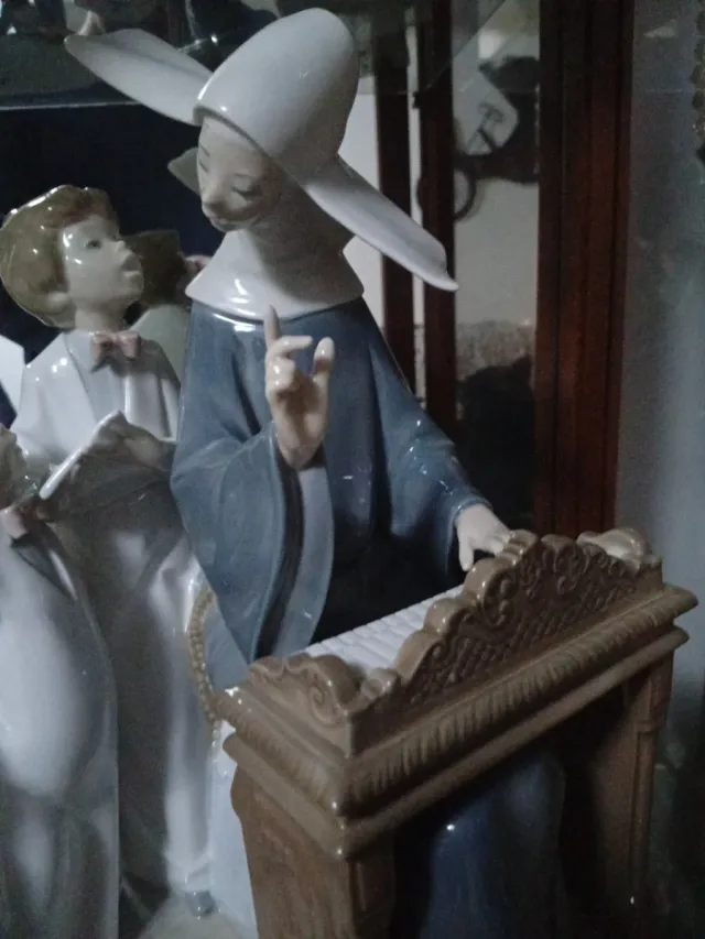 Lladro Monja Órgano Niños Porcelana