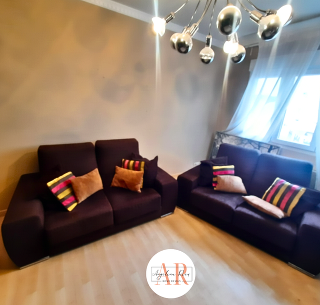 Divano marrone in tessuto