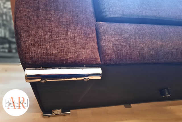 Divano marrone in tessuto