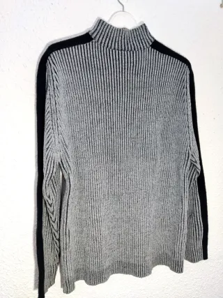 Jersey cuello alto hombre gris y negro
