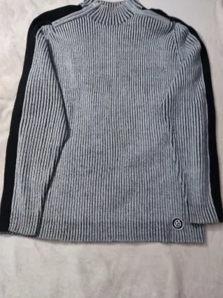 Jersey cuello alto hombre gris y negro