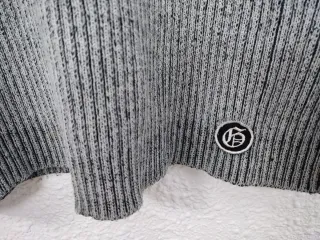 Jersey cuello alto hombre gris y negro