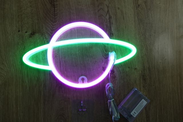 Luz LED planeta Saturno USB multicolor neon