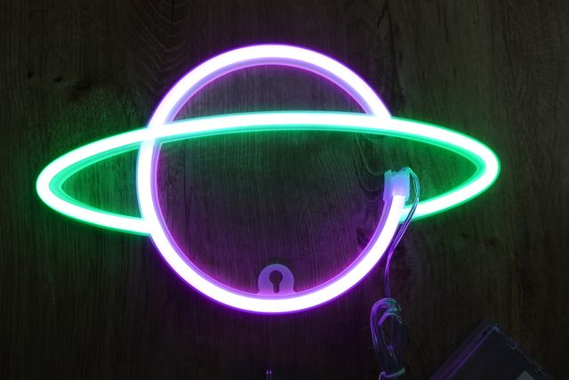 Luz LED planeta Saturno USB multicolor neon